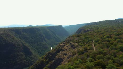 Fortaleza-De-Samshvilde-En-Un-Promontorio-Empinado-Con-Una-Vista-General-Del-Río-Chivchava-En-Georgia