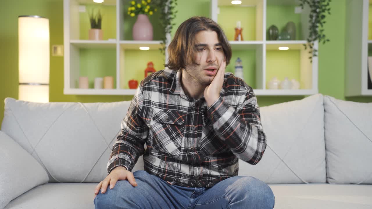 Uomo schizofrenico che si sente irrequieto, si guarda intorno, è impaurito e non si sente bene