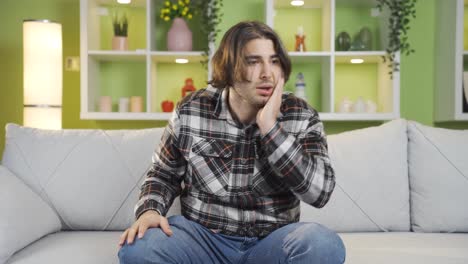 hombre esquizofrénico sintiéndose inquieto mirando a su alrededor, asustado, no sintiéndose bien.