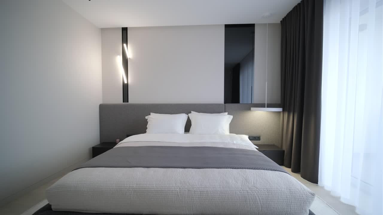 Camera da letto moderna con tende che si aprono su una finestra luminosa