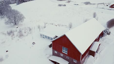 Cabaña-Nevada-Y-Bosque-Durante-El-Invierno---Toma-Aérea