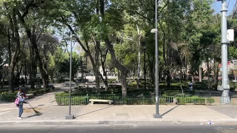 Toma-En-Cámara-Lenta-Del-Parque-Del-Centro-De-La-Ciudad-De-México-Por-La-Mañana