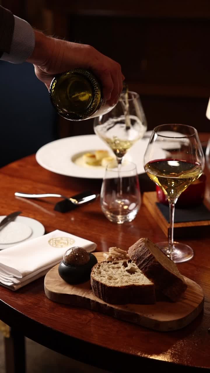 Cena raffinata con vino e pane