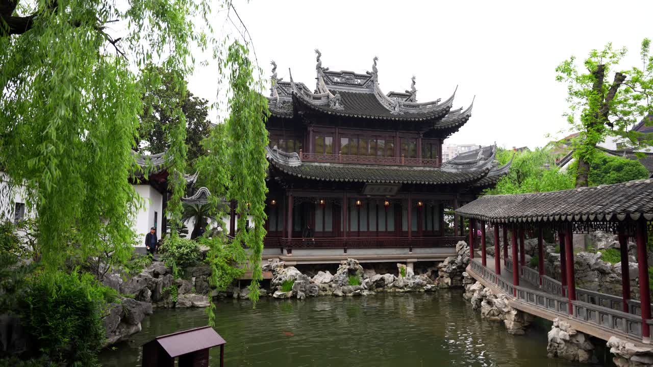 Traditional Chinese Garden with Ornate Architecture and Pond