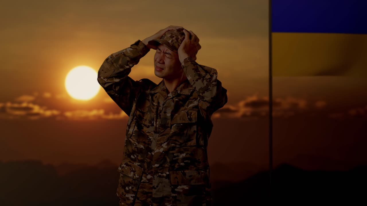 우크라이나 군인이 해가 지는 동안 절망에 빠졌다.