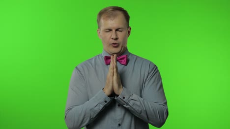 hombre estresado, irritado por los problemas, gritando enojado, furioso. trate de calmarse, relajarse, meditar