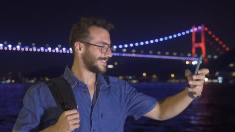 puente y paisaje marítimo por la noche.