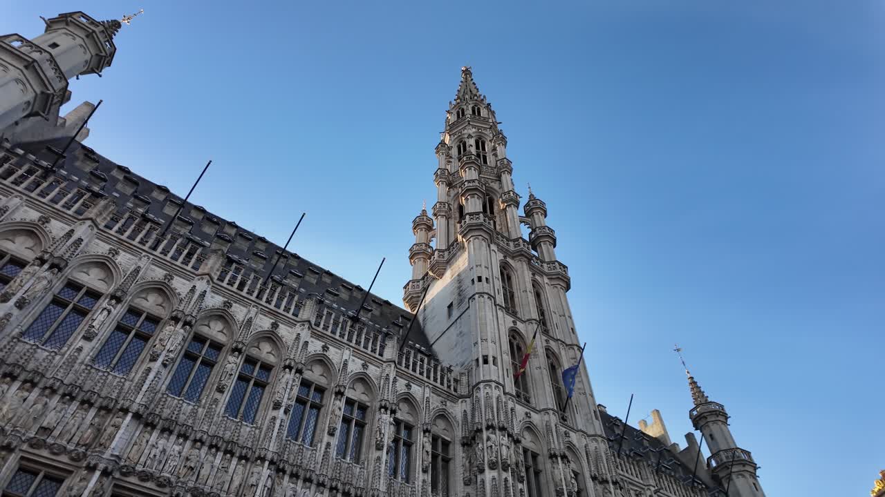 Câmera lenta do prédio da prefeitura de Bruxelas, que se eleva acima da Grand Place sob condições de luz do dia no inverno