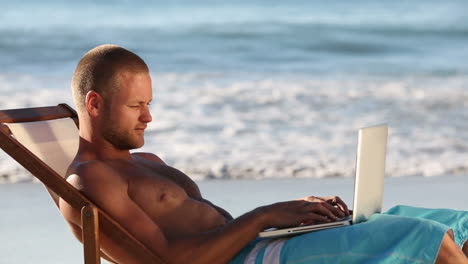 Hombre-Atractivo-En-La-Playa