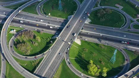 vista aérea de una intersección de autopistas en moscú.