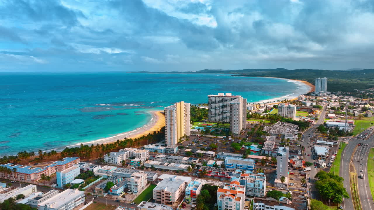 Acercándose a la pintoresca ciudad en la hermosa costa de aguas turquesas. Impresionante paisaje urbano de Puerto Rico en un día nublado.