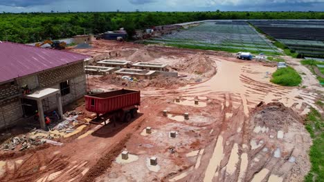sitio de construcción con granja solar en curso