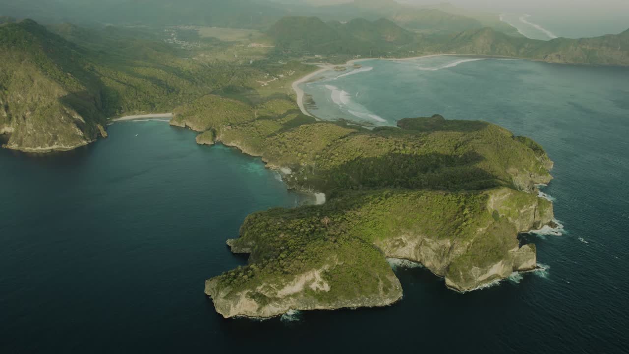 vista aérea de la costa de una isla tropical