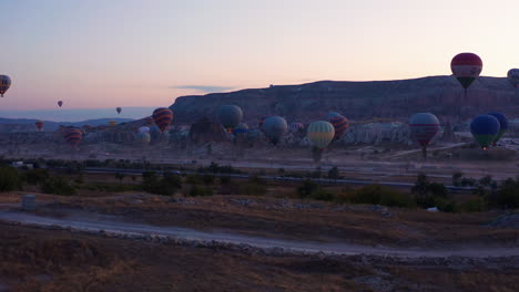 Dolly-En-Toma-Aérea-De-Los-Globos-Aerostáticos-En-Goreme-Cappadocia-Tarde-En-La-Noche