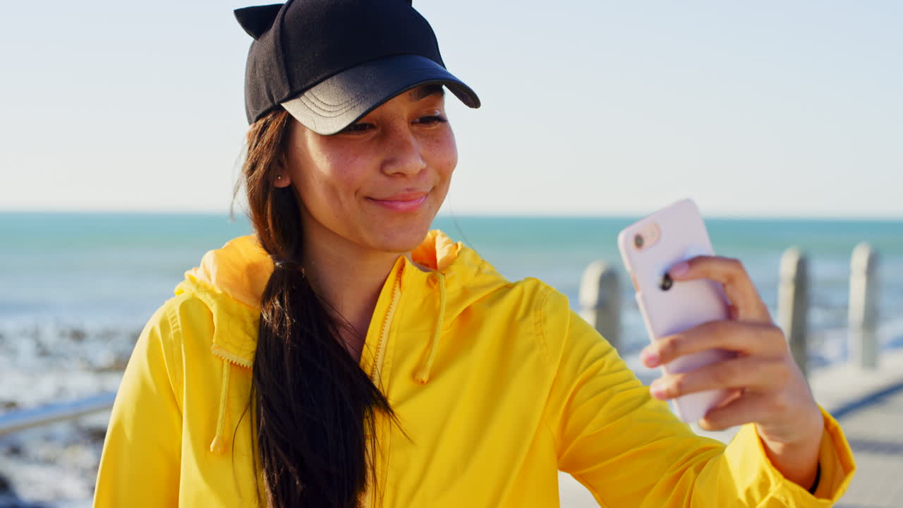 Selfie, spiaggia e donna in vacanza estiva