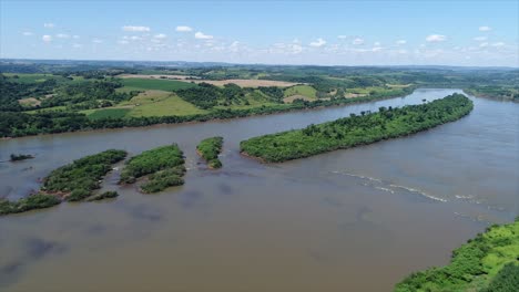 Vista-Aérea-Que-Captura-La-Grandeza-Del-Río-Uruguay,-Una-Frontera-Natural-Que-Separa-Argentina-Y-Brasil.