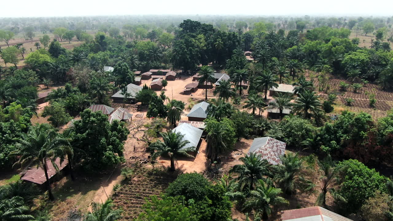 Veduta aerea del villaggio di Olegobidu, una comunità nigeriana nello Stato di Benue, dove pastori Fulani e abitanti del villaggio si sono scontrati in un conflitto per la terra e il bestiame.