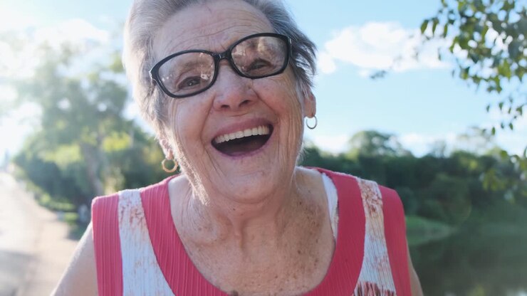 ritratto di una donna anziana felice