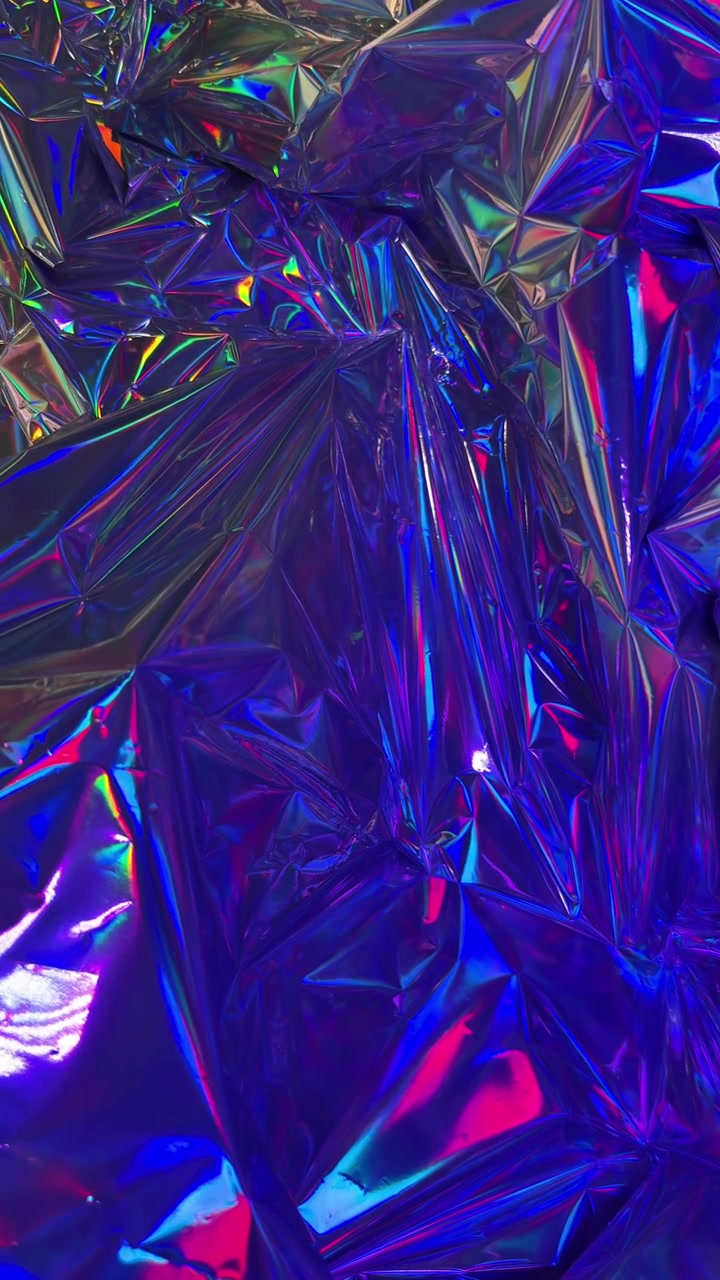 Sfondo astratto di lamina blu iridescente accartocciata
