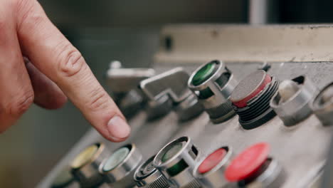 un trabajador de una fábrica que opera perillas y diales en una máquina de moler metales
