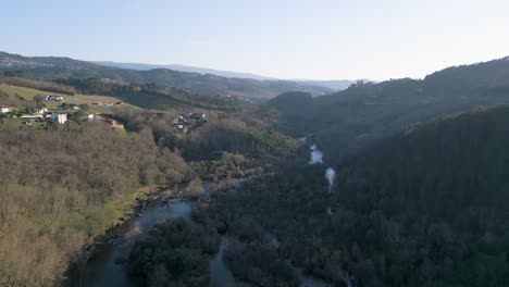 Serena-Vista-Aérea-Del-Río-Tâmega,-Chapa-Amarante