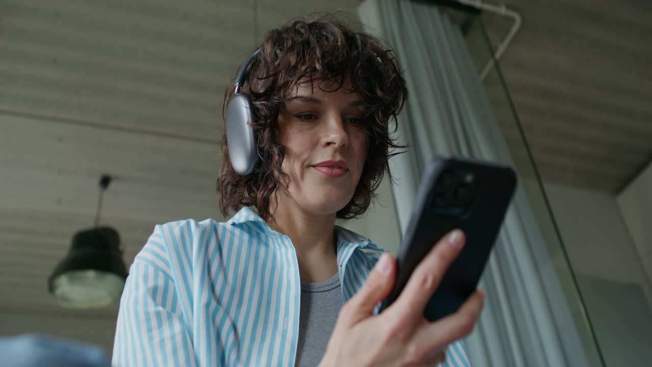 mujer usando un teléfono con auriculares