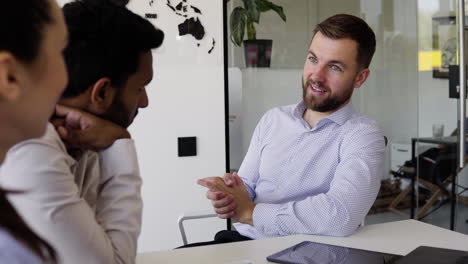 hombre que trabaja en una agencia de viajes