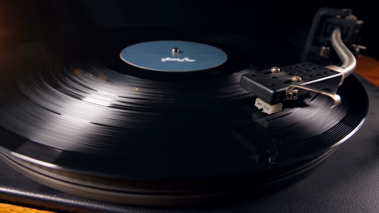 비닐 레코드가 플레이어에서 회전하고 있습니다.