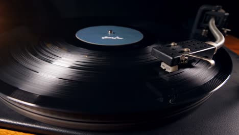 el disco de vinilo está girando en el reproductor