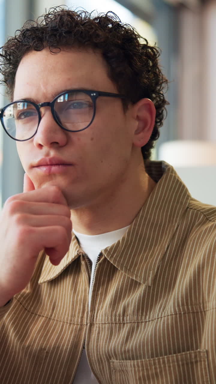 Primer plano de un joven pensativo reflexionando