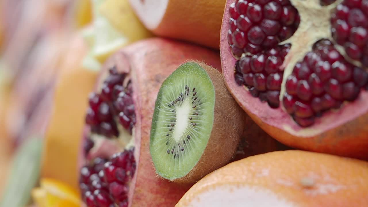Nærbilde av fersk skivet kiwi og granateple