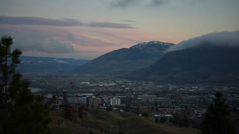 Lapso-De-Tiempo-Del-Monte-Paul-Y-El-Centro-De-Kamloops-En-Un-Soleado-Día-De-Invierno-En-Columbia-Británica,-Canadá