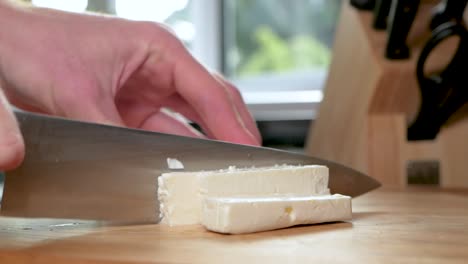 Sättigender-Schuss-Feta-Käse-In-Scheiben-Schneiden