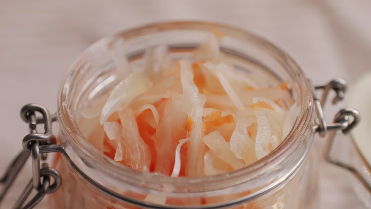 sauerkraut fermentierte kohl sorte konservierungsgläser. hausgemachtes sauerkrauth mit karotte und salat kohl mit rüben auf einem holztisch. fermentiertes essen.