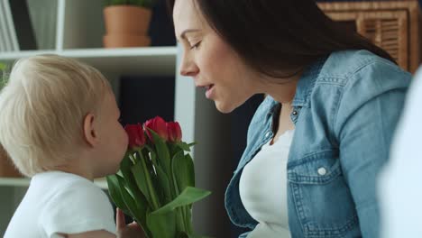 Handheld-Video-Eines-Kleinkindes,-Das-Seiner-Mutter-Blumen-Schenkt