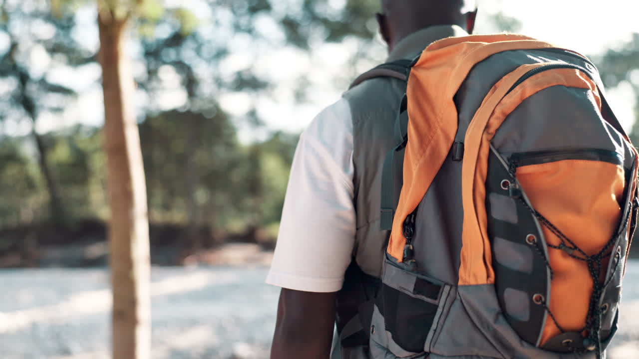 hombre caminando con una mochila