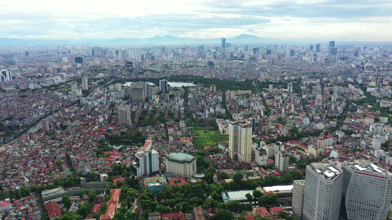 la ciudad se está expandiendo enormemente.