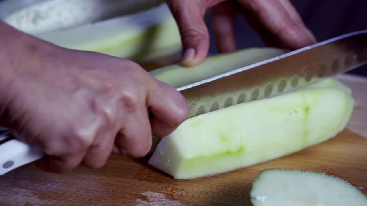 cortar la mitad de una papaya en pedazos de papaya verde y madura amarilla orgánica fresca