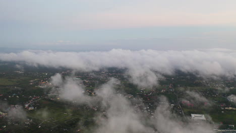 Dynamische-Luftaufnahme-über-Tagaytay,-Philippinen-In-Den-Wolken