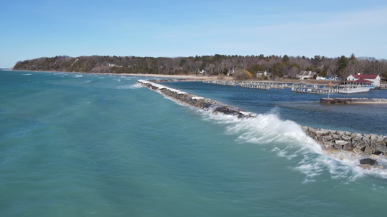 Onde del lago Michigan che si infrangono su Leland, vista aerea con drone.