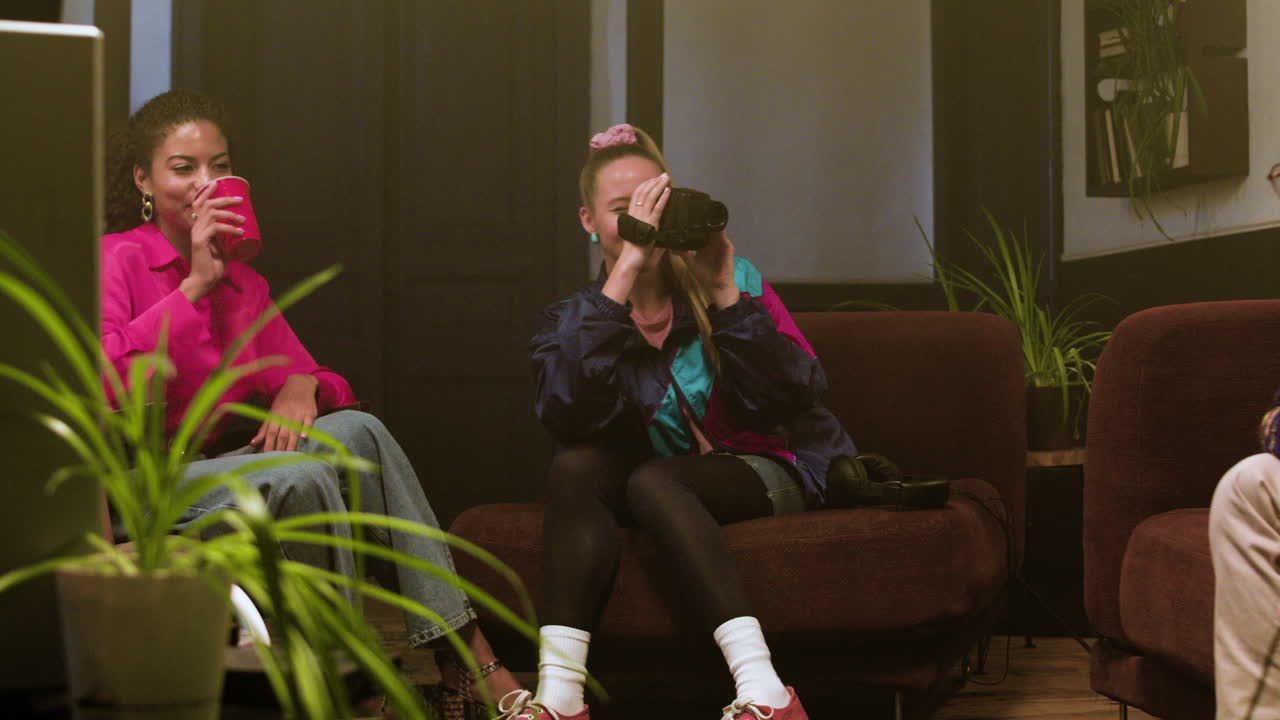 친구 들 이 집 에서 즐거운 시간 을 보내고 있다