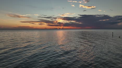 Vista-Aérea-De-La-Puesta-De-Sol-Sobre-La-Bahía-Móvil-Cerca-De-Mullet-Point-En-Fairhope-Alabama