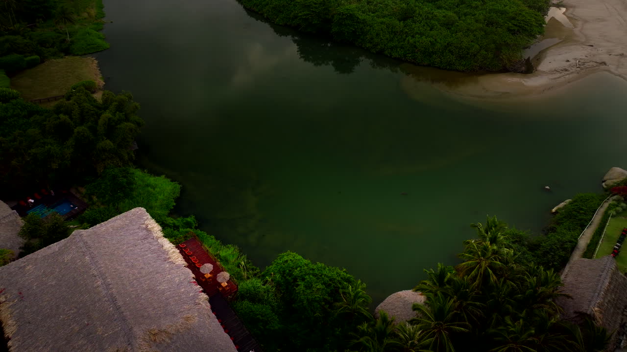 Resort alla foce del fiume Piedras che sfocia nell'oceano sulla spiaggia di Los Naranjos, vista aerea