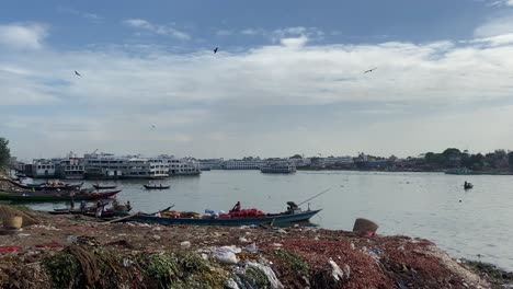 escombros y detritos en las orillas del río buriganga - bangladesh