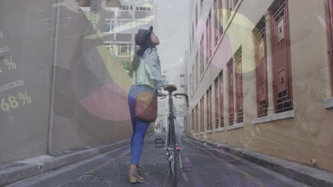 animación de la interfaz infográfica sobre una mujer asiática que mira el edificio mientras camina en bicicleta