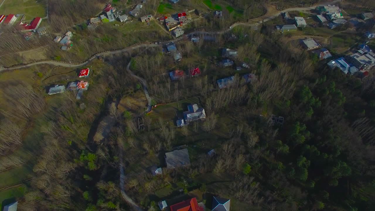 언덕 에 있는 도시 의 공중 사진