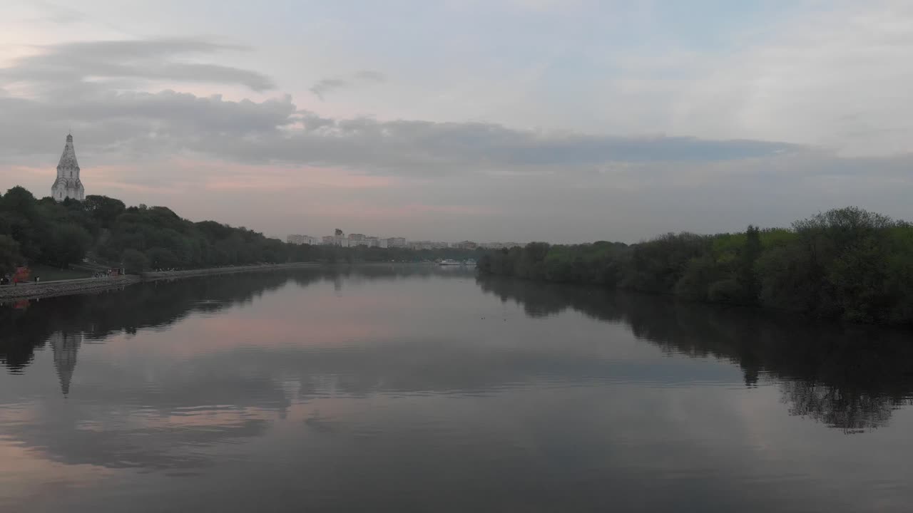 río moska de moscú e iglesia de kazán 4k desde un dron por la tarde