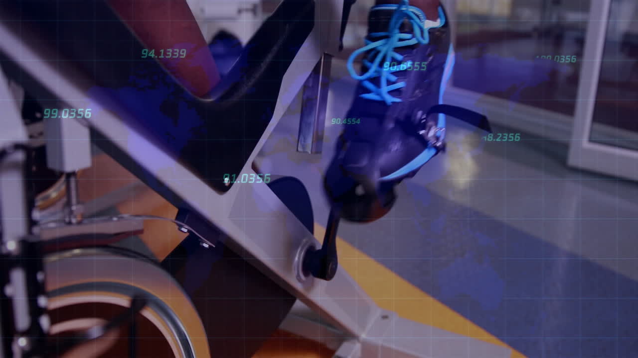 운동 자전거에서 자전거 타기, 체력 데이터 처리 애니메이션, 체육관 배경