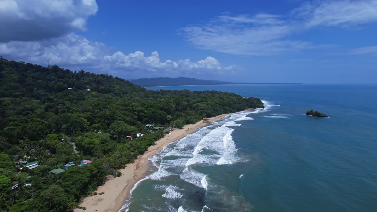 una vista aérea de una costa prístina abrazada por la exuberante jungla en puerto viejo.