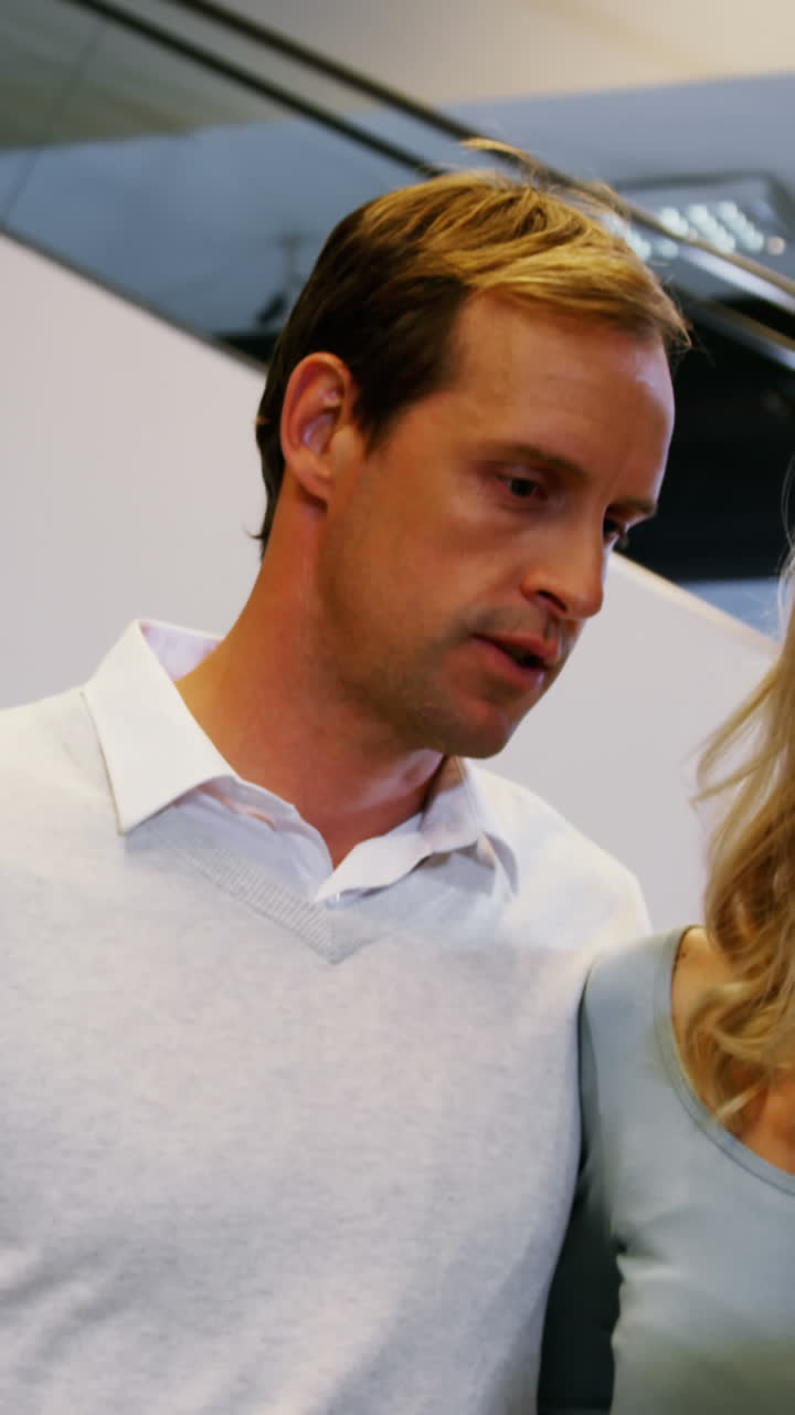 una pareja feliz interactuando entre sí